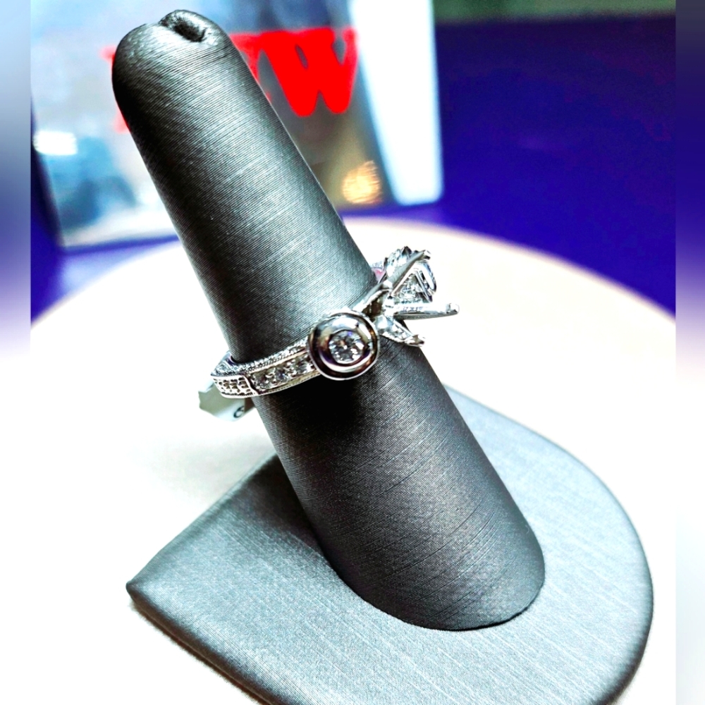 Gorgeous 14k wg Diamond Ring. 1.00ctw SI-G Semi-Mount